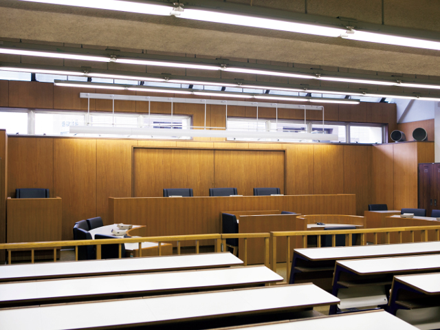 【法廷教室（神田キャンパス）】全国の大学でも数少ない、学部の授業で使用できる法廷教室があります。