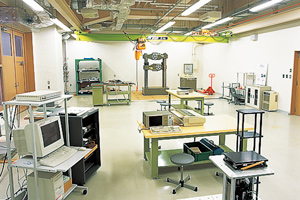 山鼻キャンパス：大型振動実験室