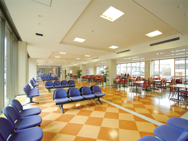 【小倉北区キャンパス】明るい日差しが差し込む開放的な学生ホール。学生たちは授業の空き時間や放課後に友達と勉強したり、お喋りを楽しんだり。使い方は自由自在です。