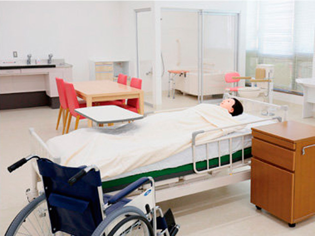 老年・在宅・公衆衛生・精神看護実習室：高齢者看護など各家庭への訪問看護の実習をより実践的に行える設備を設置