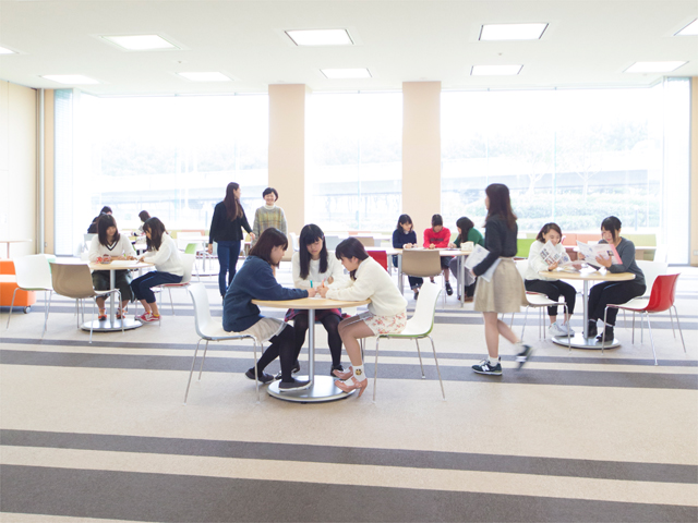 学生ラウンジ／福岡。ランチや休み時間などにみんなが集う憩いの場です。