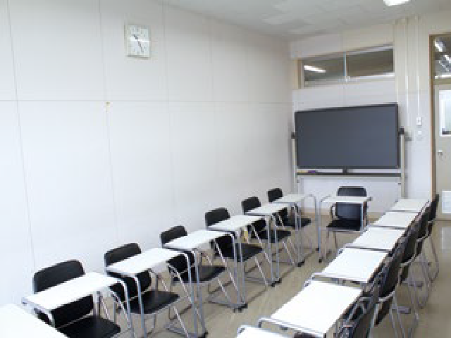 演習や授業で使用するほか、自習や学生同士の会議などで自由に利用されているゼミ室