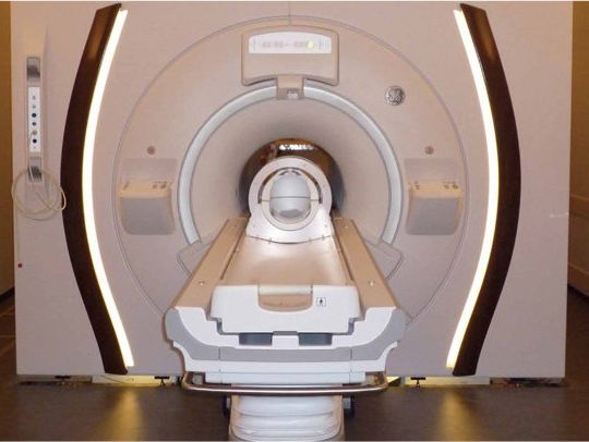 超高磁場先端MRI研究センター：フルデジタル受信・多チャンネル送信対応など、次世代機能を備えた世界初のMRI機種を用い、革新的研究に取り組んでいます。