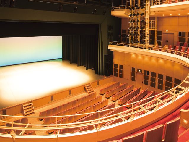 芸術劇場／本格的な舞台、客席、照明音響設備を完備した舞台実習施設。約600人が収容でき、大学内での公演でも使用されています。