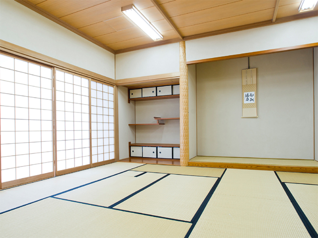 礼法室。茶室を備えた和室です。授業「女性と日本文化」の他、着装礼法部や茶道部などのサークル活動で利用します。