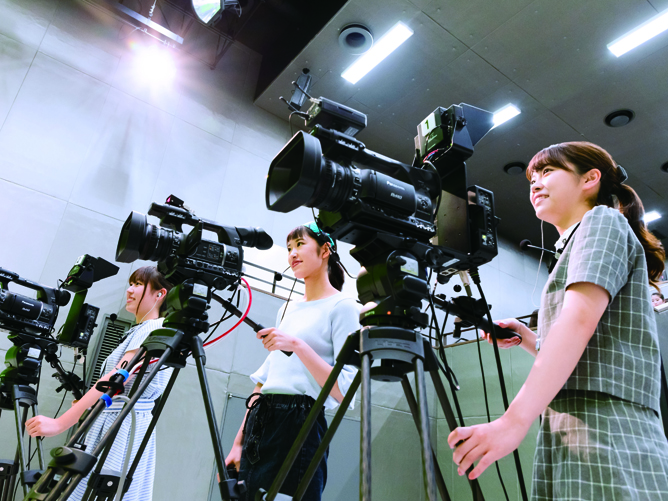 【スタジオ】国際情報学科の学生がテレビ番組の撮影・編集・放送を行います。