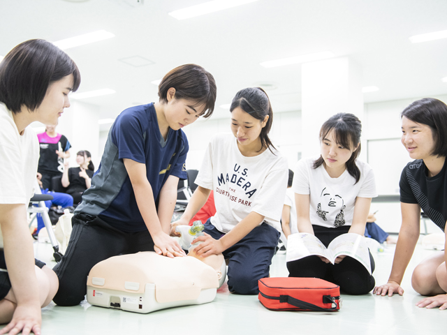 シミュレーションセンターでは、救急救命の講習などを受けられます。