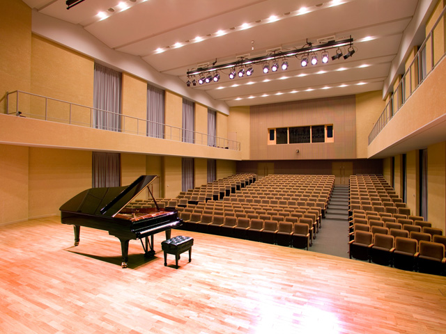ユリホール：自然な響きが客席全体を包むシューボックス型コンサートホールです。リサイタルや室内楽の公演、学内外のコンクール、各種公開レッスン等が行われています。