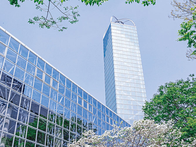 ガラスの塔が目印の城西大学のシンボル「清光会館」。１階に各種事務室や学生課、学生相談室等が、２～３階には情報科学研究センターや清光ホール等があります。