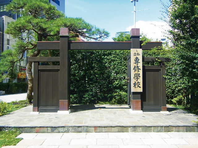 【黒門（神田キャンパス）】創立当時の専修大学のシンボルです。約100年ぶりに復元しました。