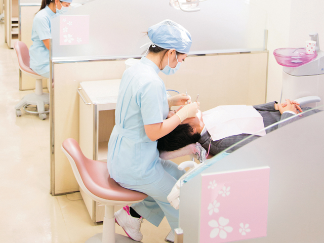 歯学部付属明海大学病院：５年次からの学生の臨床実習の舞台であり、地域社会に開かれた教育機関としての機能を果たす大学病院です。