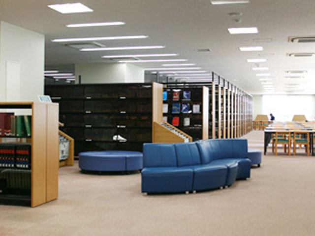 「情報メディアセンター」創合棟の2階全面を占め、1階に書庫をもち、在来型の図書館機能に加え、「情報端末」「PCコーナー」「AV視聴コーナー」等を設けています。