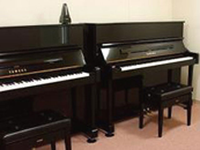 「ピアノ個人レッスン室」防音性に優れた個人レッスン室が4部屋あります。各部屋にピアノが2台ずつ設置されているので、教員からの個別レッスンを受けることができます。
