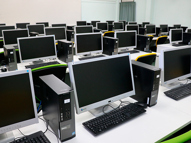 コンピュータ室：40台のコンピュータが並ぶコンピュータ室が3部屋とコンピュータ準備室があります。