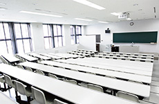 G11教室は200人収容の大教室。授業はもちろん講演や学内での集まり等にも使用される教室です。