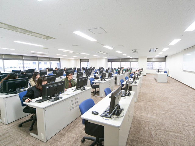 情報処理室／福岡。パソコンを65台設置。授業の空き時間は自由に使用できます。