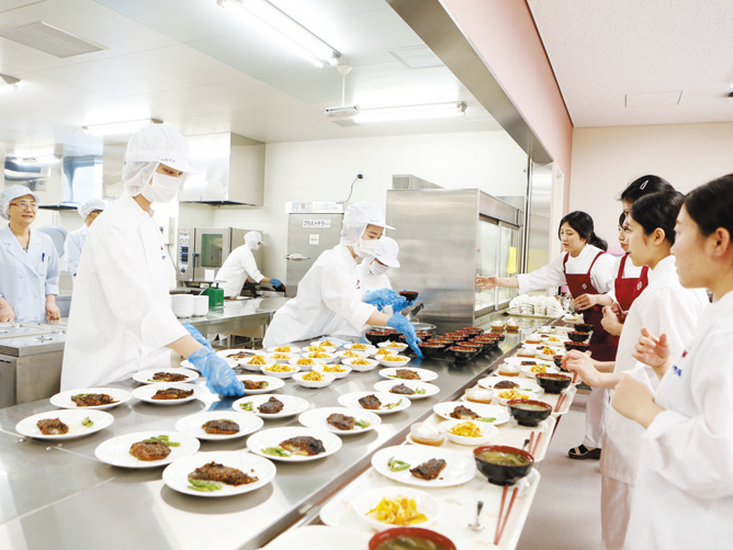 【給食経営管理実習室】食品製造工程での危害要因を分析するHACCPに沿った設計で、大量調理の設備を備えています。調理学実習や給食経営管理実習を行います。