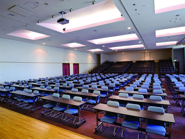 多目的ホール（自由ヶ丘会館４F） 400人以上収容の大講義室。 講義の他、さまざまなイベントでも使用されます。