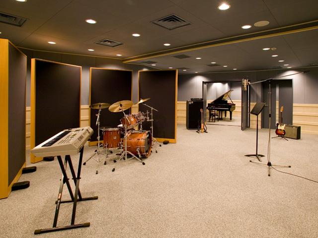 レコーディングスタジオ：実際に使用される物とほぼ同じ最新機材を完備。ソロやバンド、ストリングセッションなどのマルチレコーディングや高度なマスタリングが可能。