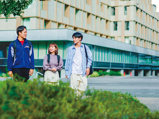 城西大学坂戸キャンパスは、西に秩父山地を、南に高麗川を望む緑あふれる地に21万平方メートルの敷地を誇ります。