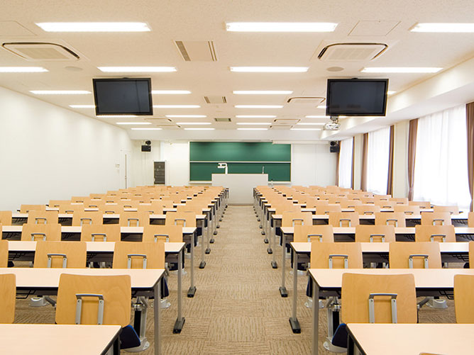 講義室（白子キャンパス）：学年全員を収容できる大教室、グループごとに少人数で使用する小教室があります