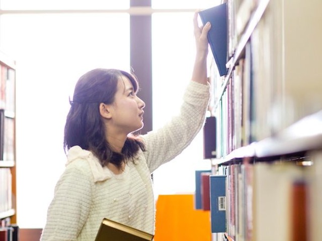 3号館　図書館：約29万冊の蔵書と約4,800タイトルの雑誌をおいています。