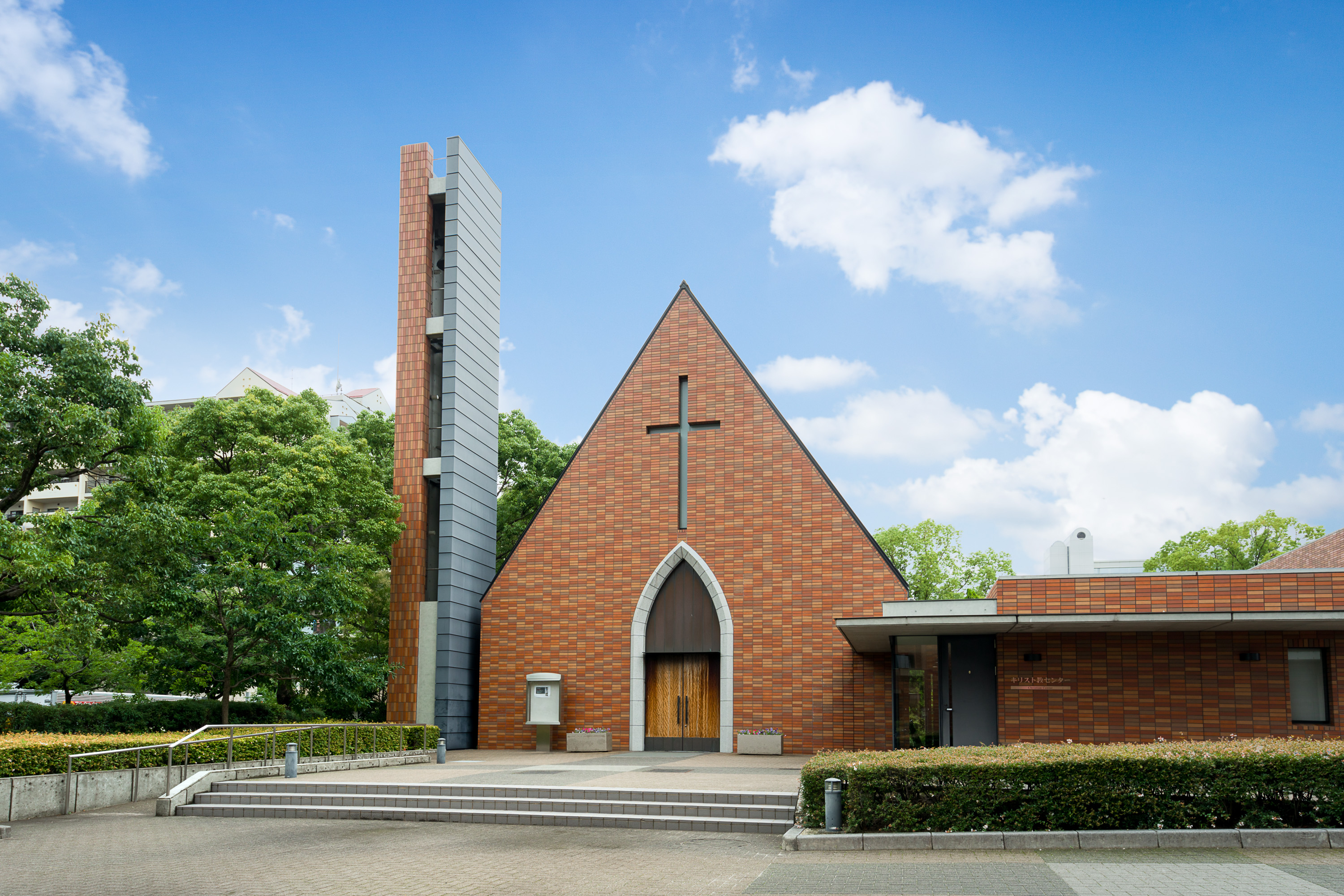 ［チャペル］名古屋キャンパスの大学のシンボルであるチャペル。荘厳な礼拝堂は、心に安らぎを与えてくれます。