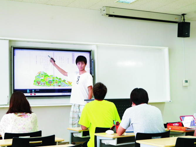 ■模擬授業演習室：教師になりたい学生が授業の進め方を学ぶ場所。ICT教育に対応した70インチの電子黒板もあります。