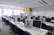 コンピュータ室にはノートパソコンを含め約100台のパソコンが設置。講義がないときは自由に使えます。