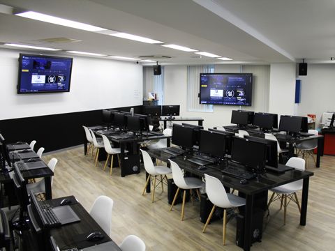 Windows搭載のPC演習室が3教室とMac専用の演習室があり、学生の制作活動をサポートしています。