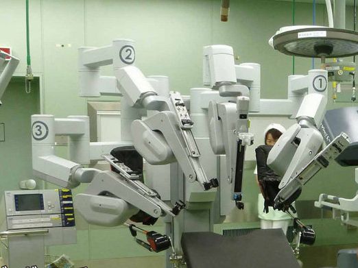 ダ・ヴィンチSiサージカルシステム：県内で初めて内視鏡手術支援ロボットを導入し、全国に先駆けて「Siシステム」を導入。正確でスムーズな手術操作環境を整えています。