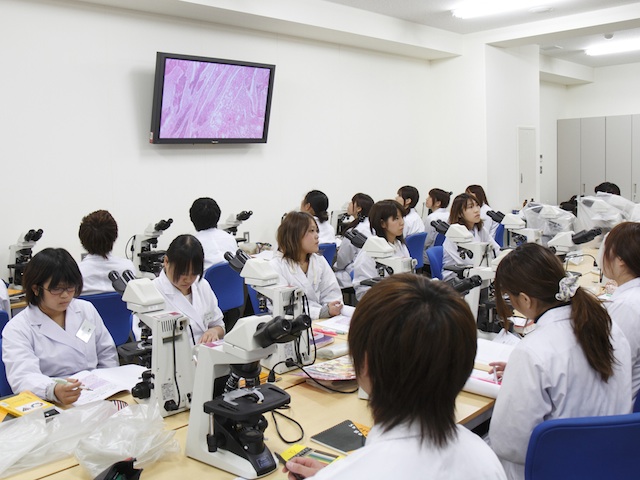 細胞病理学研究所には14名同時に標本を視ることのできるディスカッション顕微鏡やLCMD・DNAシーケンサーなどの高度な設備を備えています。