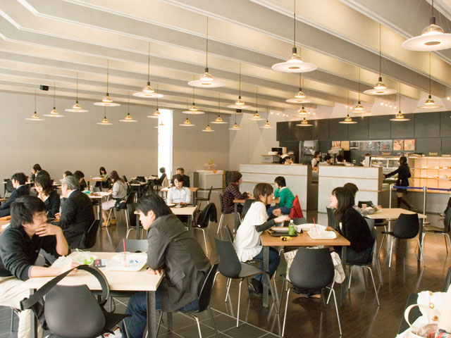 渋谷キャンパスには学食2か所とカフェテリアがあります。カフェでは天気の良い日には、オープンテラスの座席を利用することができます。