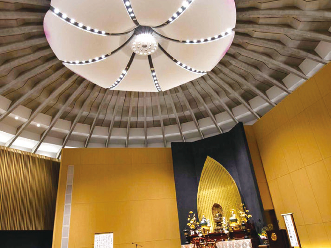 「礼拝堂」蓮をイメージした天井が印象的。厳かな雰囲気で心落ち着く場所です。（紫野キャンパス）