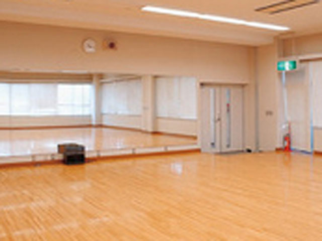 「多目的ルーム」授業以外は学生に開放されており、ヒップホップの陽気なダンスが見られる日もあります。