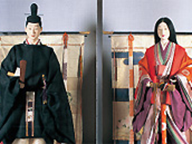 日本風俗美術館／図書館の1階にある珍しい美術館。わが国上代から江戸末期までの衣装の歴史が等身大の着装人形36体によって再現されています。