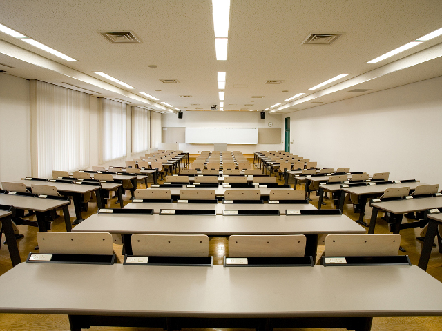 【講義室】9つある講義室は、広いもので180名を収容できます。