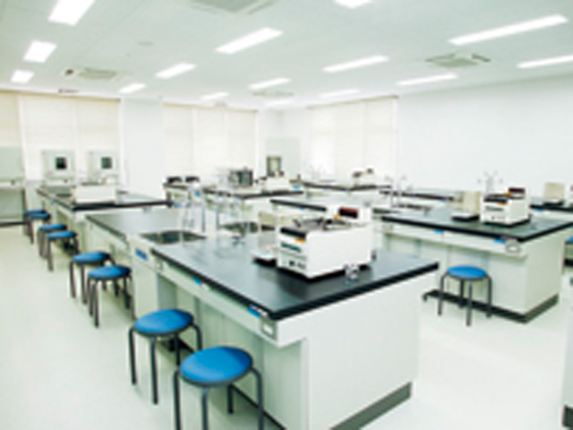 食品衛生実験室：食環境における安全を科学的に評価する方法を学びます