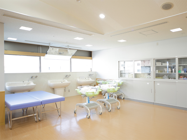看護実習室（次世代育成支援）／福岡 。小児に対する入浴などのケアについて実際の小児病棟を模したこの実習室で学修します。