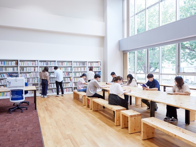 和歌山保健医療学部の図書館は、学生が自由に使えるPCやプリンタもあり、自習室として充実な時間を過ごすことができます。