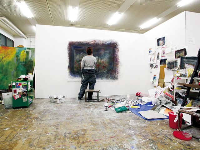 洋画専攻実習室：一人ひとりに専用の制作スペースが割り当てられ、 大きな絵も描ける十分な広さがあります。