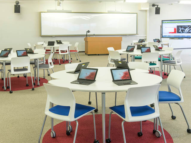 先進学修ラボ（図書館4F）では、電子黒板３台、タブレット端末40台を利用した学生参加型の双方向型授業「アクティブ・ラーニング」を実践しています。