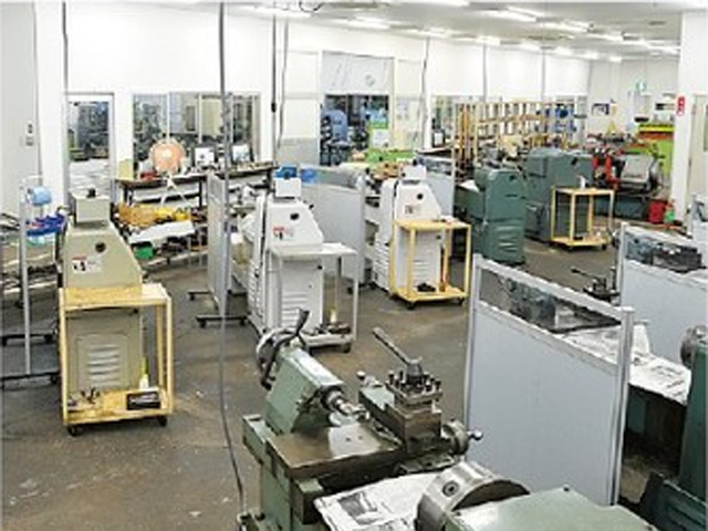 【機械工場棟】一般的な工具類から特殊な工具や新型の精密機器、大きな加工機器までそろう、主に工学部の学生が利用している施設。