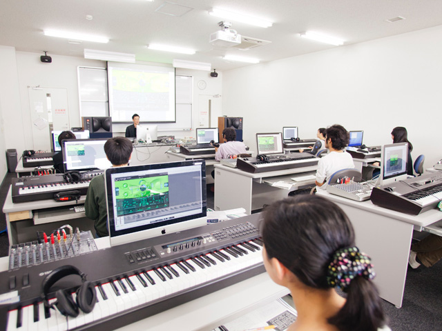 サウンド編集室：最新のMacでLogicやPro Toolsといった主要な音楽系ソフトを用いて、音楽プログラミングやサウンドデザインといった演習科目やレッスンなどを行います。