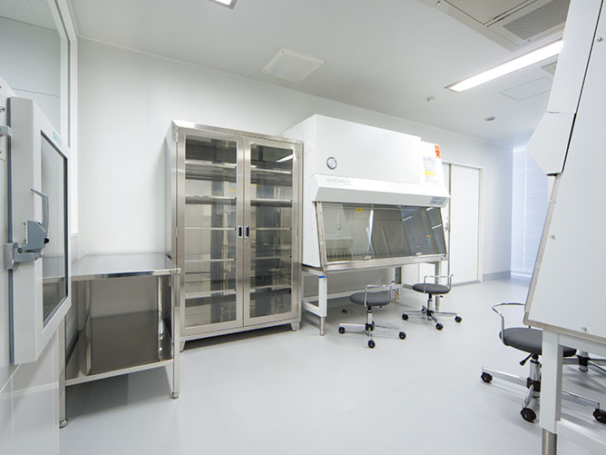 抗がん剤調整室（白子キャンパス）：病院で行われる化学療法に使用する抗がん剤を調製する無菌室と同じ機器を整えた実習室です