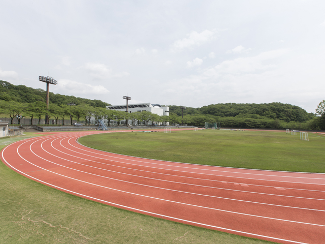 【多摩キャンパス／グラウンド】陸上競技部が練習で使用する400mトラック。体育の授業や多摩スポーツフェスティバルで使用