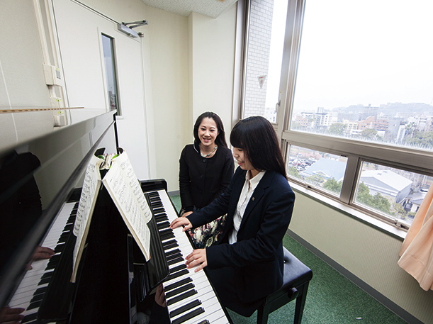 【ピアノ練習室（本館／6F）】児童教育学科の学生が使用する個室のピアノレッスン室（37部屋）。空き時間で自由に練習できます。