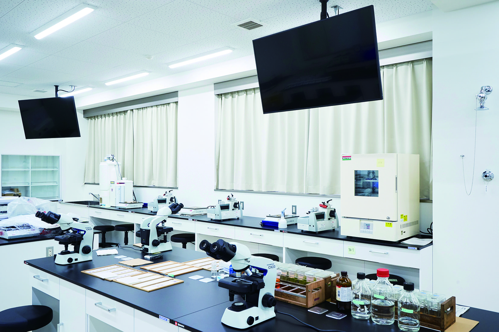 形態系実習室：病理検査学実習、血液検査学実習、病原微生物学実習、医動物学実習などの形態観察を伴う実習を行います。