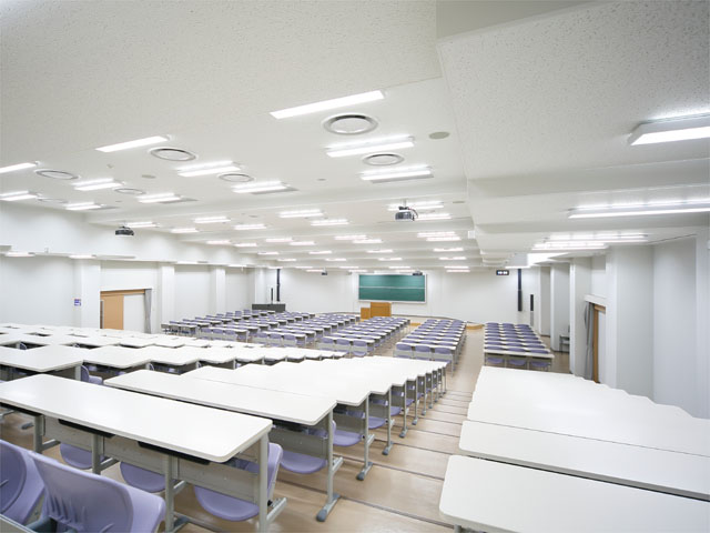 大講義室／大川。120インチのスクリーンを4面に配置した、視認性や音響にも優れたキャンパス内で最大の講義室です。