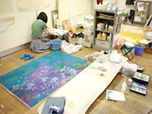 日本画専攻個人制作スペース：大きな下絵と本紙を置くにも困らない広さが用意された実習室を用意。